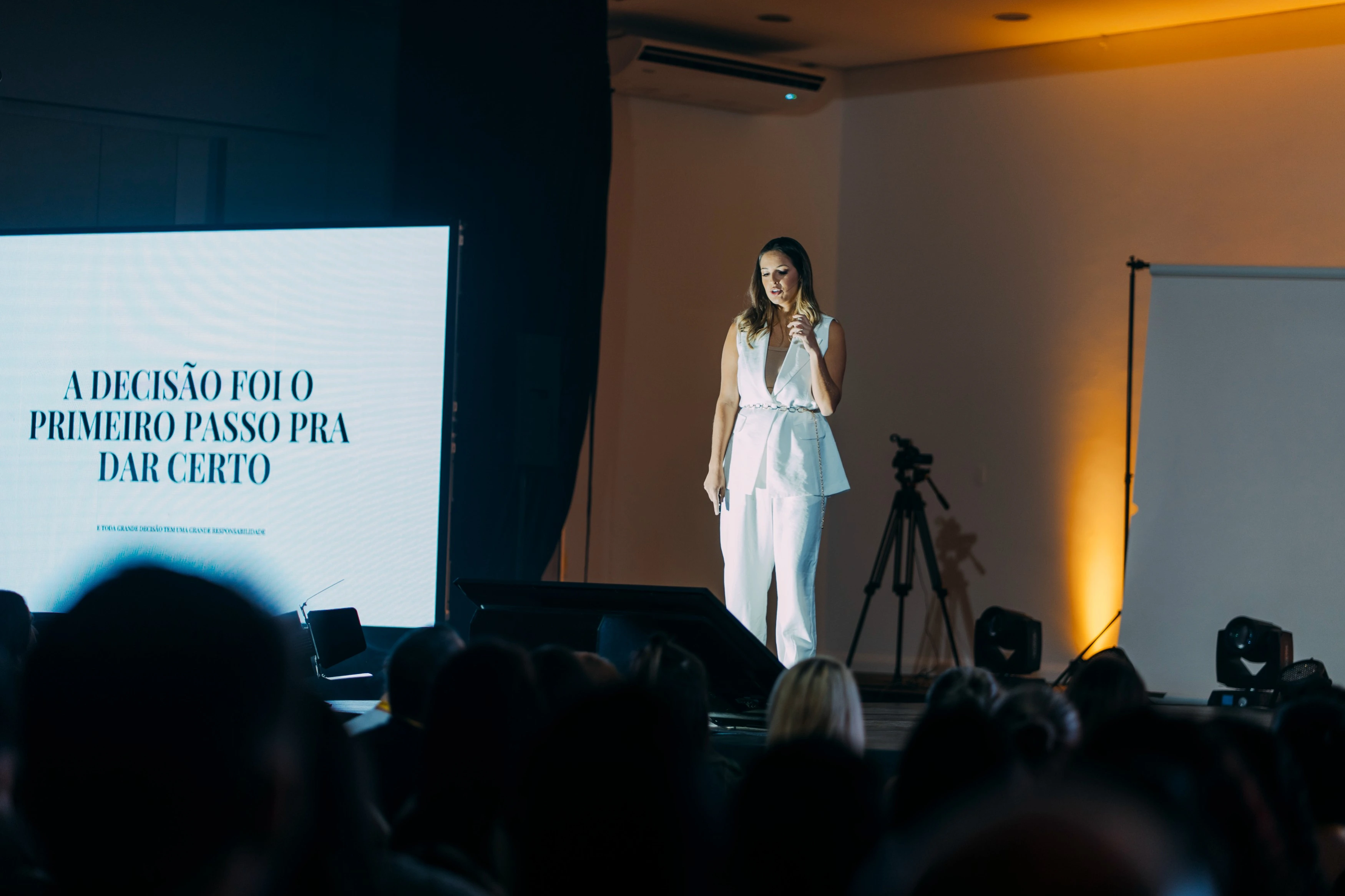 Jessica palestrando para mais de 300 fotógrafos na Semana da Fotografia 2024, em Balneário Camboriú